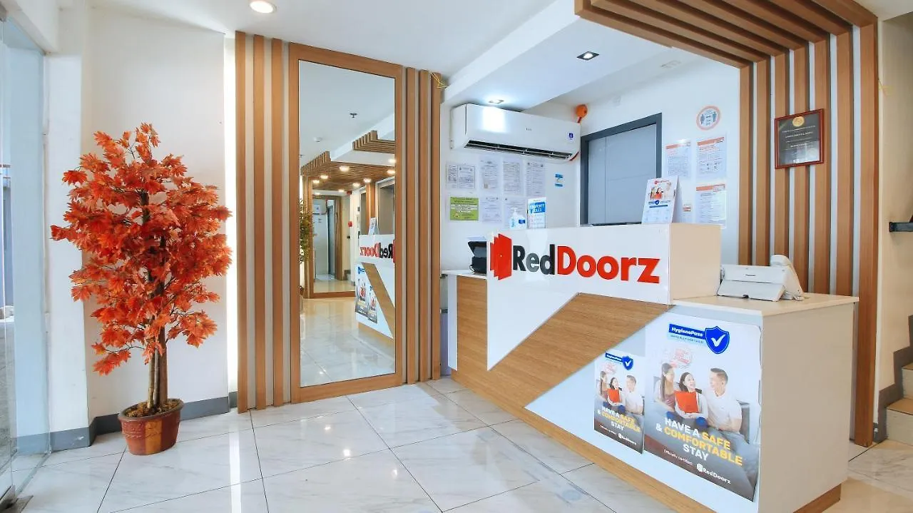 Reddoorz Plus @ Jardin Suites Guadalupe Nuevo Mandaluyong 3*,